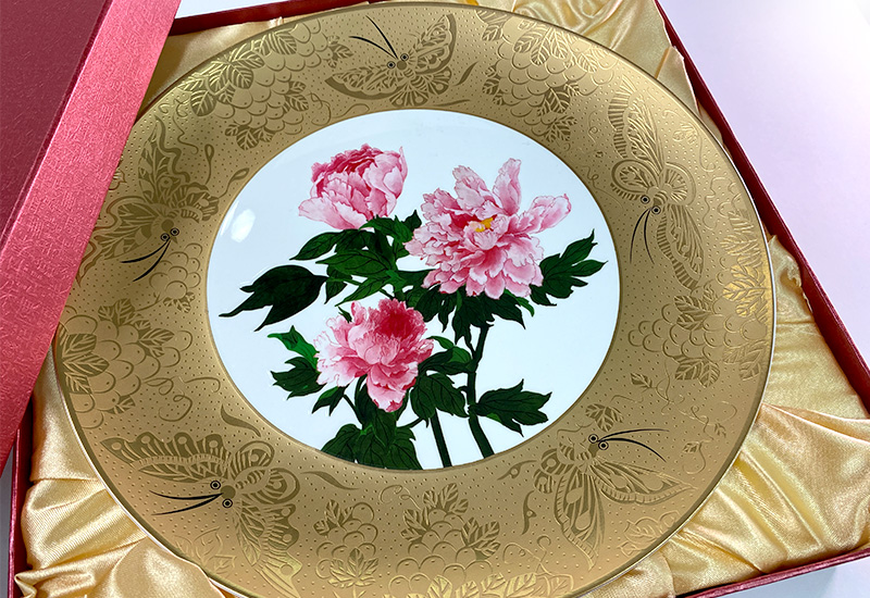 D50金彩蝴蝶牡丹瓷盤